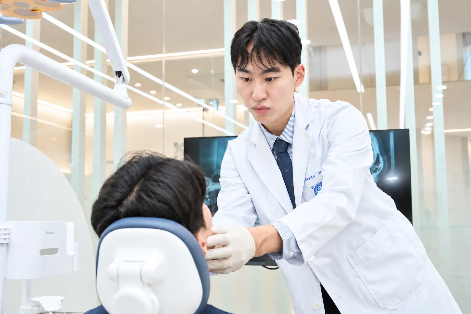 환자를 진료하는 한국인 교정의