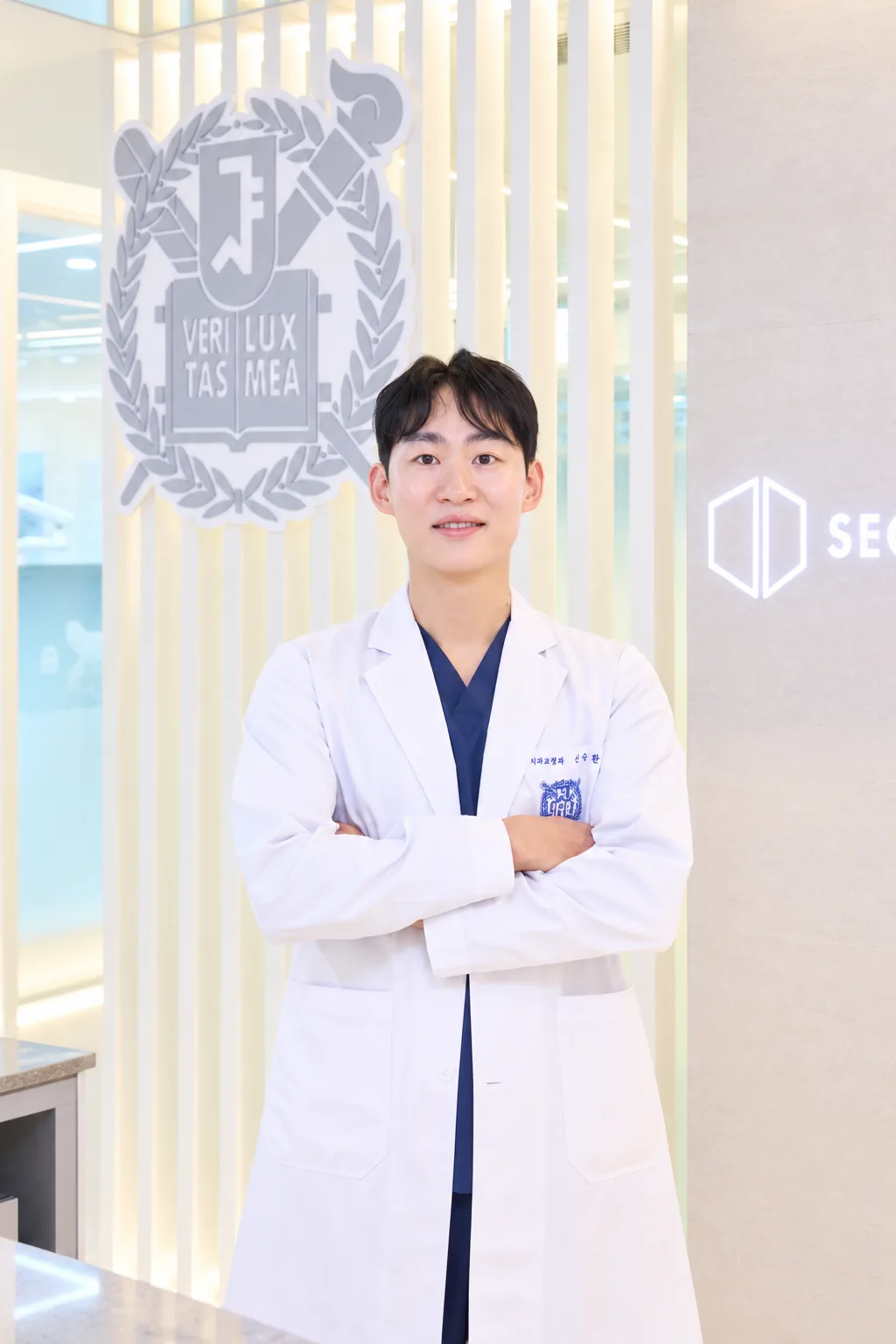 미소 짓는 젊은 치과 의사 포트레이트