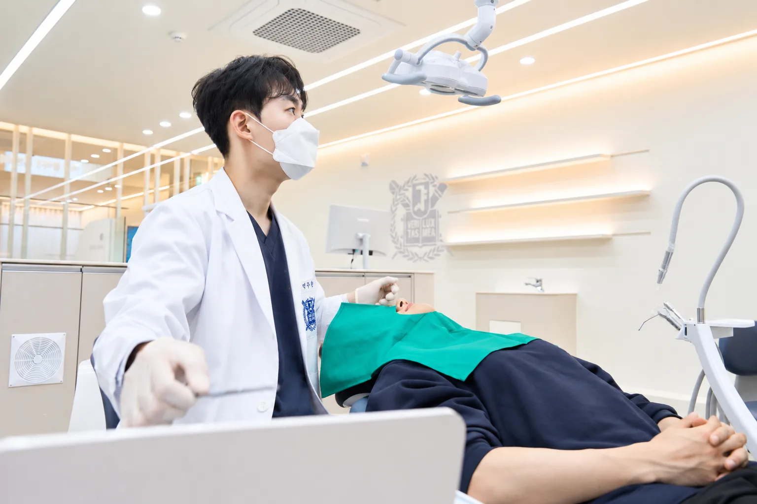 현대적인 치과 진료실의 전문적인 순간