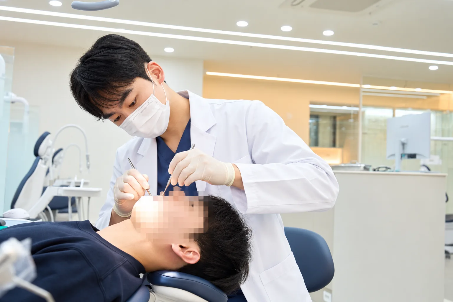 현대 치과의사의 정밀 진료 자세
