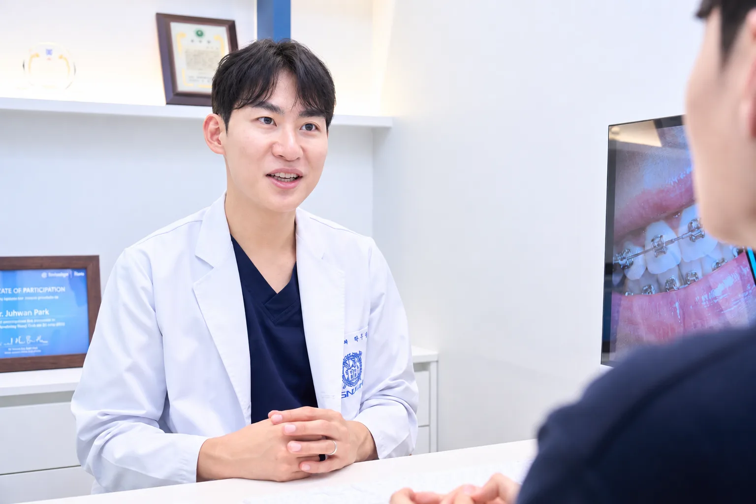 따뜻한 상담 중인 교정 전문의
