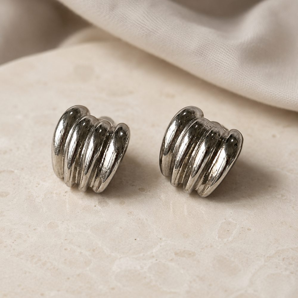 Fluted Ribbon Huggies · Silver — view 2