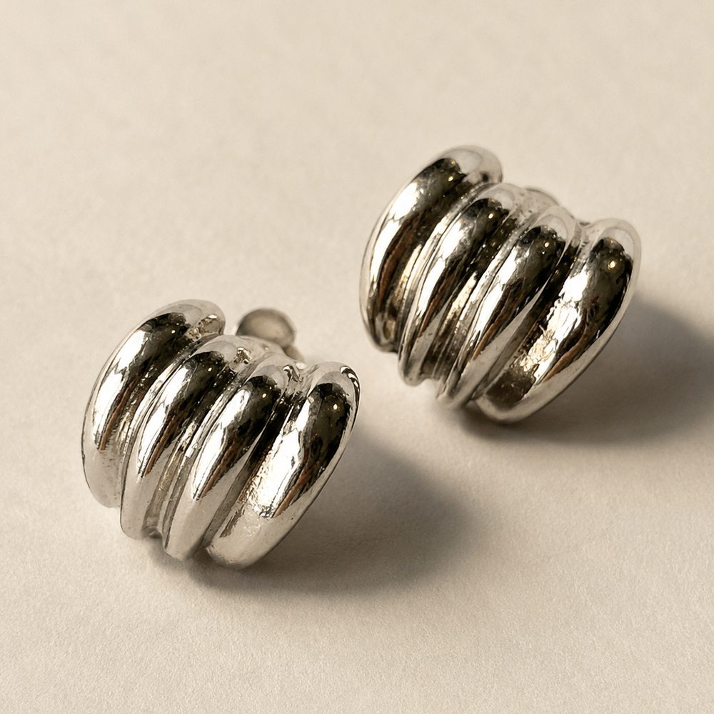 Fluted Ribbon Huggies · Silver — view 3