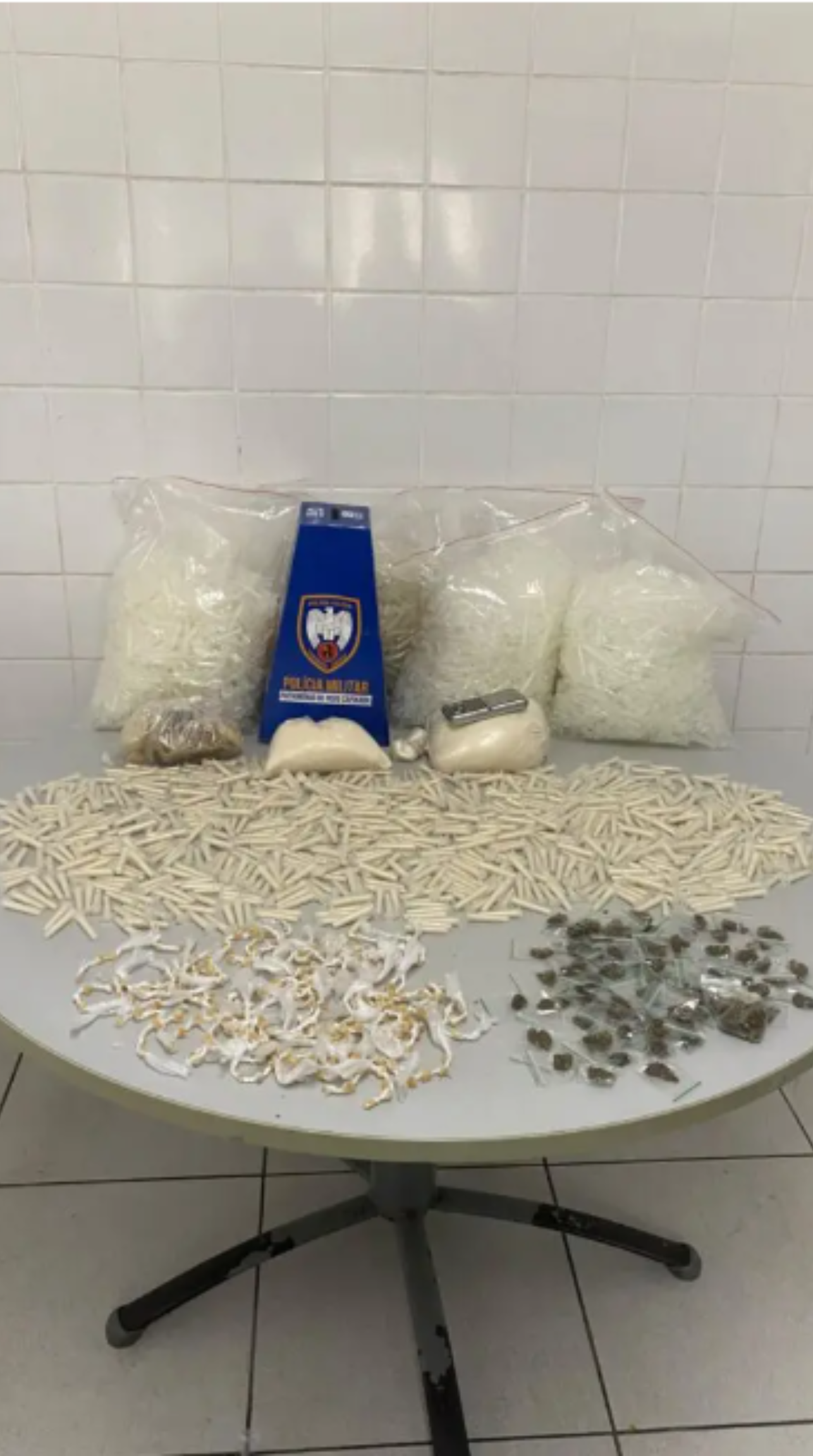Até o encerramento da ação, nenhum suspeito havia sido preso em relação às drogas encontradas. O caso seguirá sob investigação para identificar os responsáveis pelo material apreendido.
