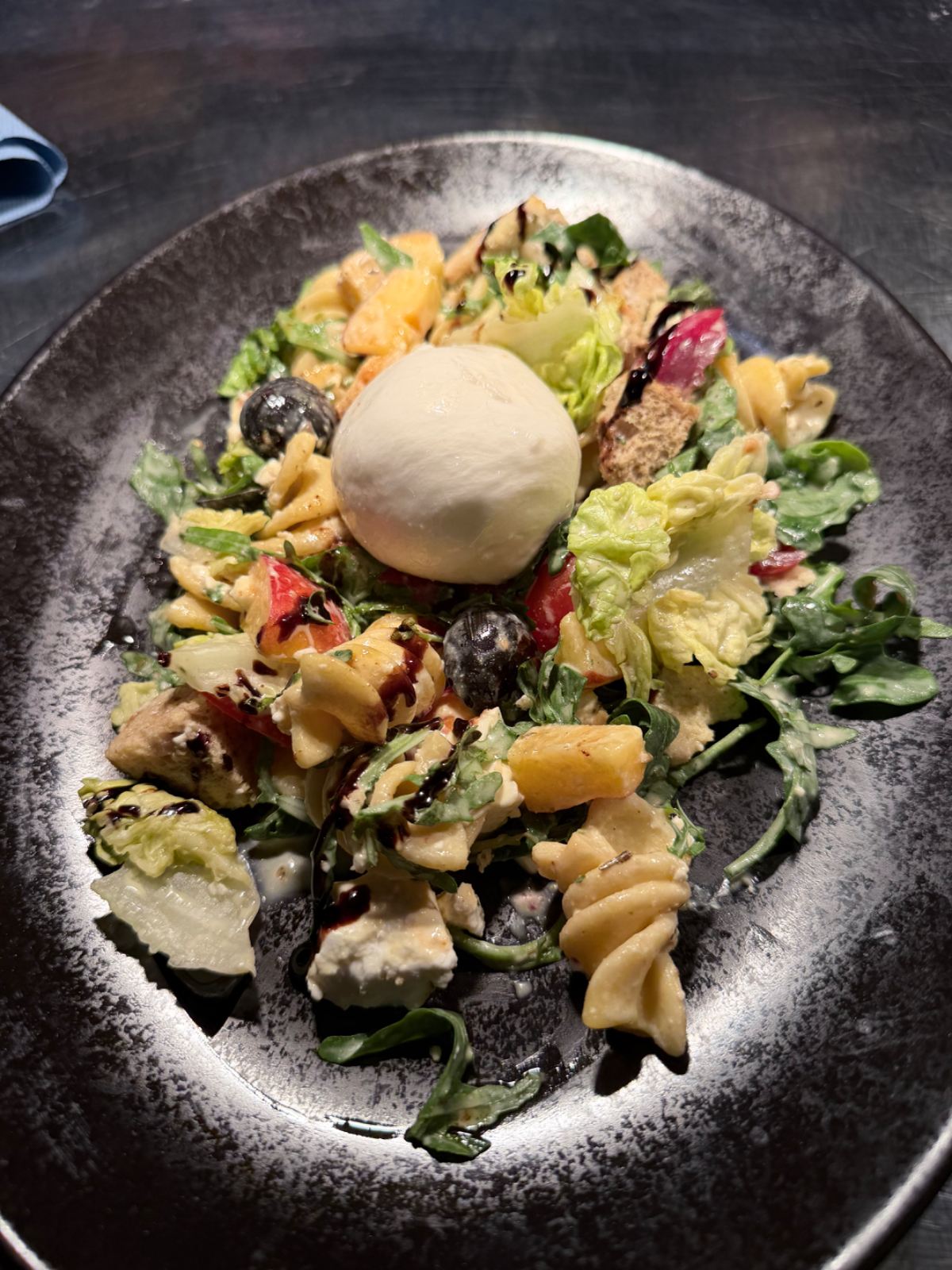 Italienischer Burrata Brotsalat