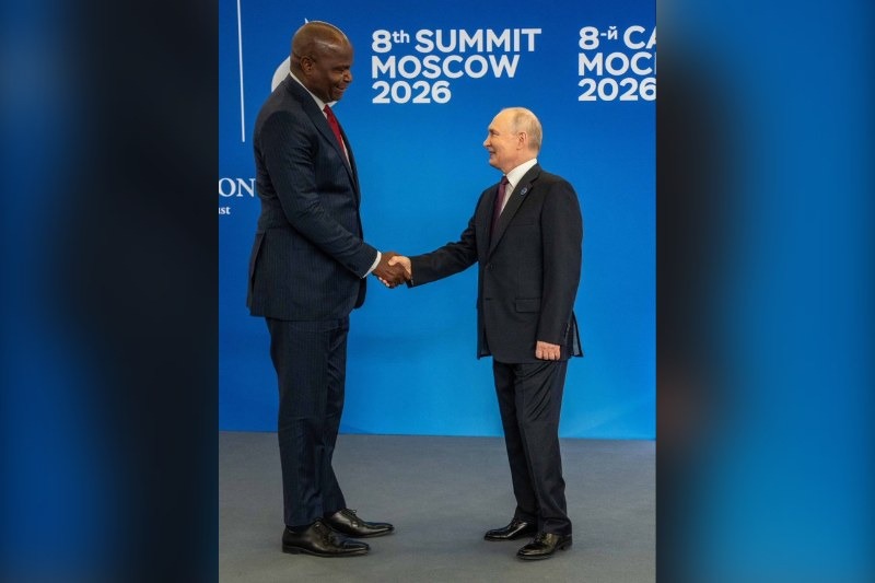 Daniel Chapo towering over Vladimir Putin in a photo the Kremlin's own photographers chose not to release, sparking viral mockery of the Russian leader's well-known sensitivity about his height.