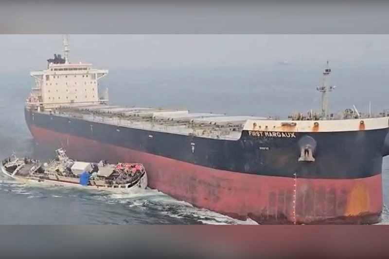 The bulk carrier First Margaux bears down on the fishing vessel Luqing Yuanyu 108 moments before impact; the collision happened on 17 September in the Singapore Strait's westbound traffic separation lane.