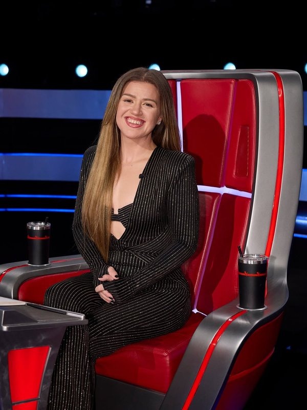 Kelly Clarkson, whose dispute over a mechanical bird has seen fans dox neighbours and review-bomb businesses near Adam Rubin's Brooklyn shop, which has now received threats after she went public.