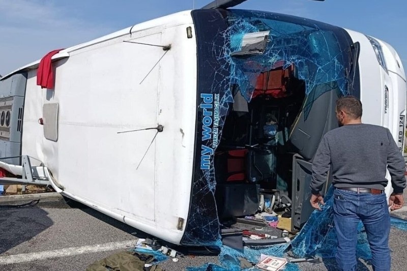 The editor's caption names only "Turkey" — a country, not a person. The machine frame line describes the overturned bus scene. No individual is named by the editor to lead with.