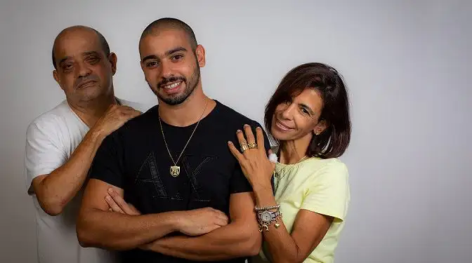 Elor Azaria with his parents, after Israeli President Isaac Herzog expunged his criminal record despite a warning from military chief of staff Lieutenant-General Eyal Zamir that Azaria had never genuinely taken…