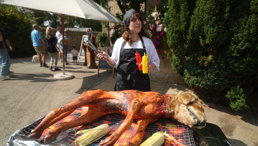 PETA activists staged the stunt to argue that pigs "feel pain and fear" just like dogs, urging diners to go vegan.