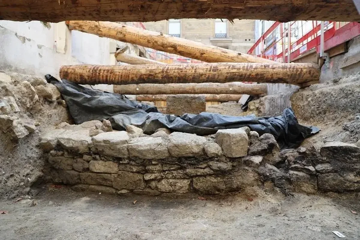 A 20-metre charred wall of stone and wood unearthed beneath the Hôtel-Dieu Hospital courtyard, bearing burned seeds and a Gallic spearhead at its foot — physical evidence that fills a centuries-old gap in the search for…