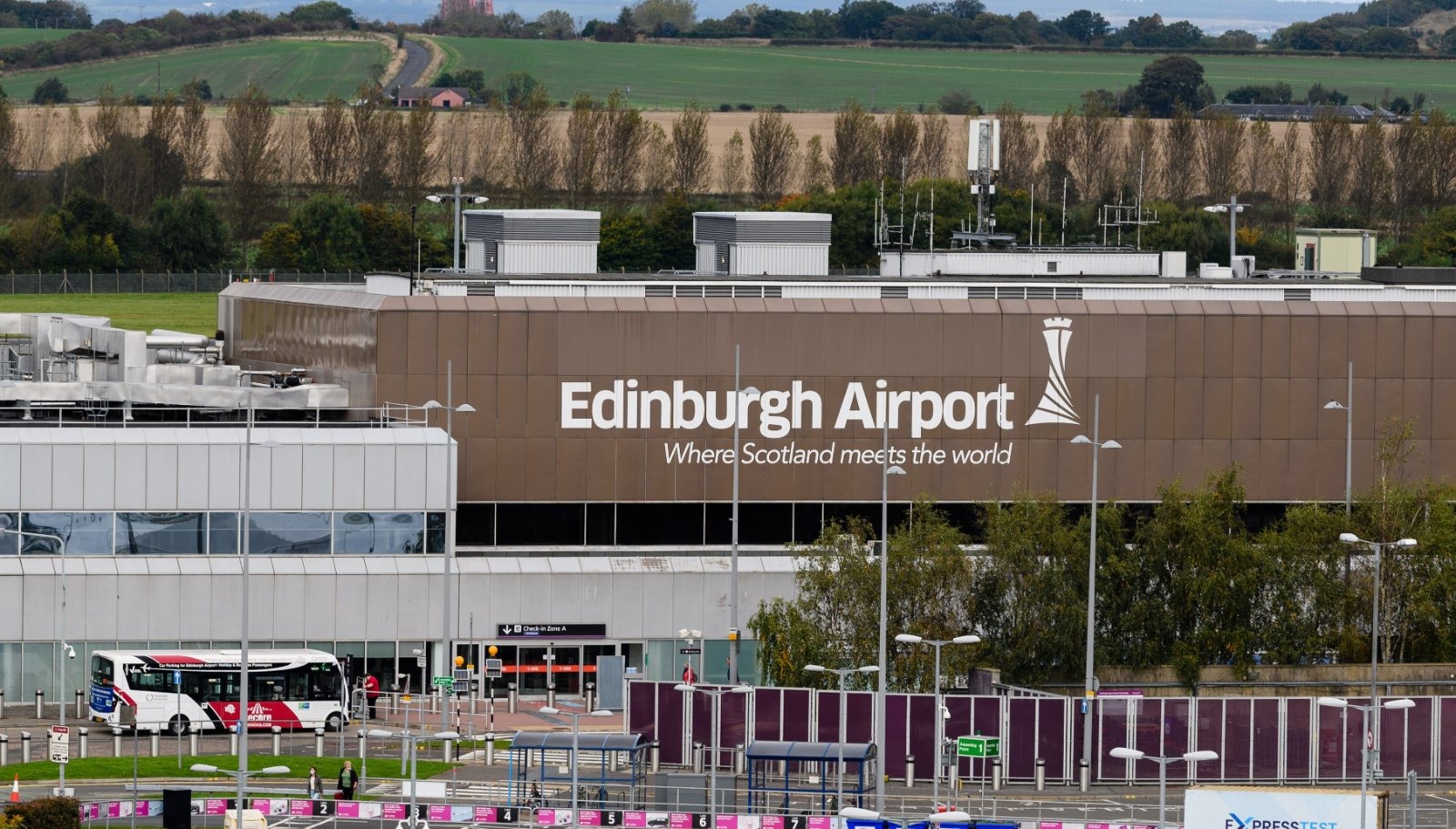 Gatwick operations chief Mark Johnston is to take over at Edinburgh Airport as Gordon Dewar departs after 14 years
