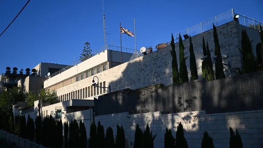 Britain removes signs from East Jerusalem consulate as Israel's forced closure deadline expires