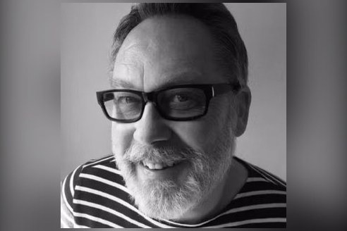 Vic Reeves, who was given a clean bill of health after collapsing at a wedding in Dorset, was later photographed performing in Margate with The Wonderstuff.