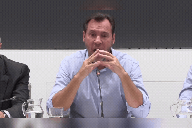 Transport minister Óscar Puente at his press conference, where he rejected calls to resign, saying "the easy thing would be to leave" but that Pedro Sánchez had asked him to stay and fix the problem.