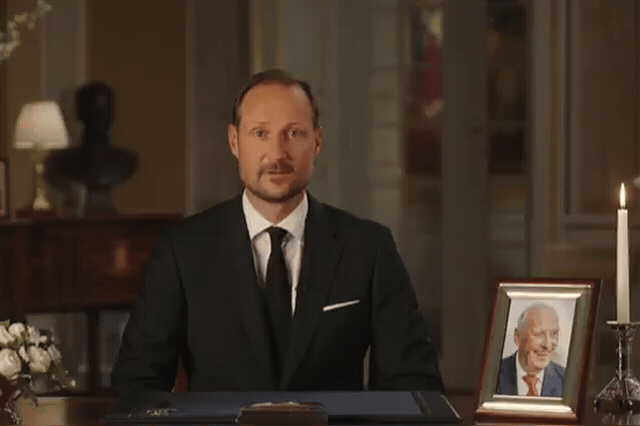 Tens of thousands of Norwegians brought flowers to Slottsplassen square as King Haakon VIII adopted the motto 'All for Norway', inherited from his great-grandfather.