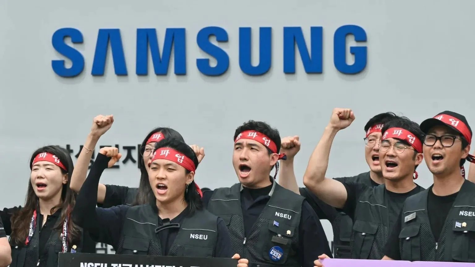 Samsung posts the biggest quarterly profit in tech history as AI chip demand drives a 783% surge