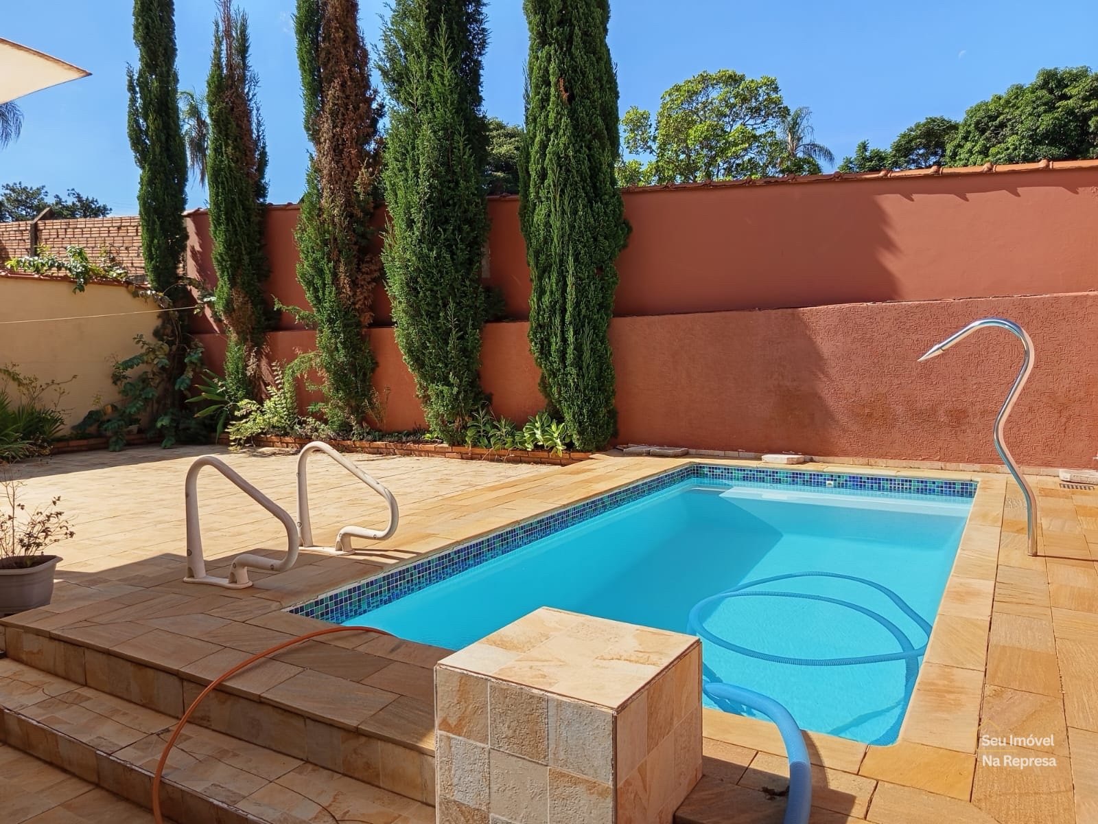 Foto 3 de Casa Charmosa com Estilo Rústico: Piscina Privativa e Acesso Exclusivo à Represa