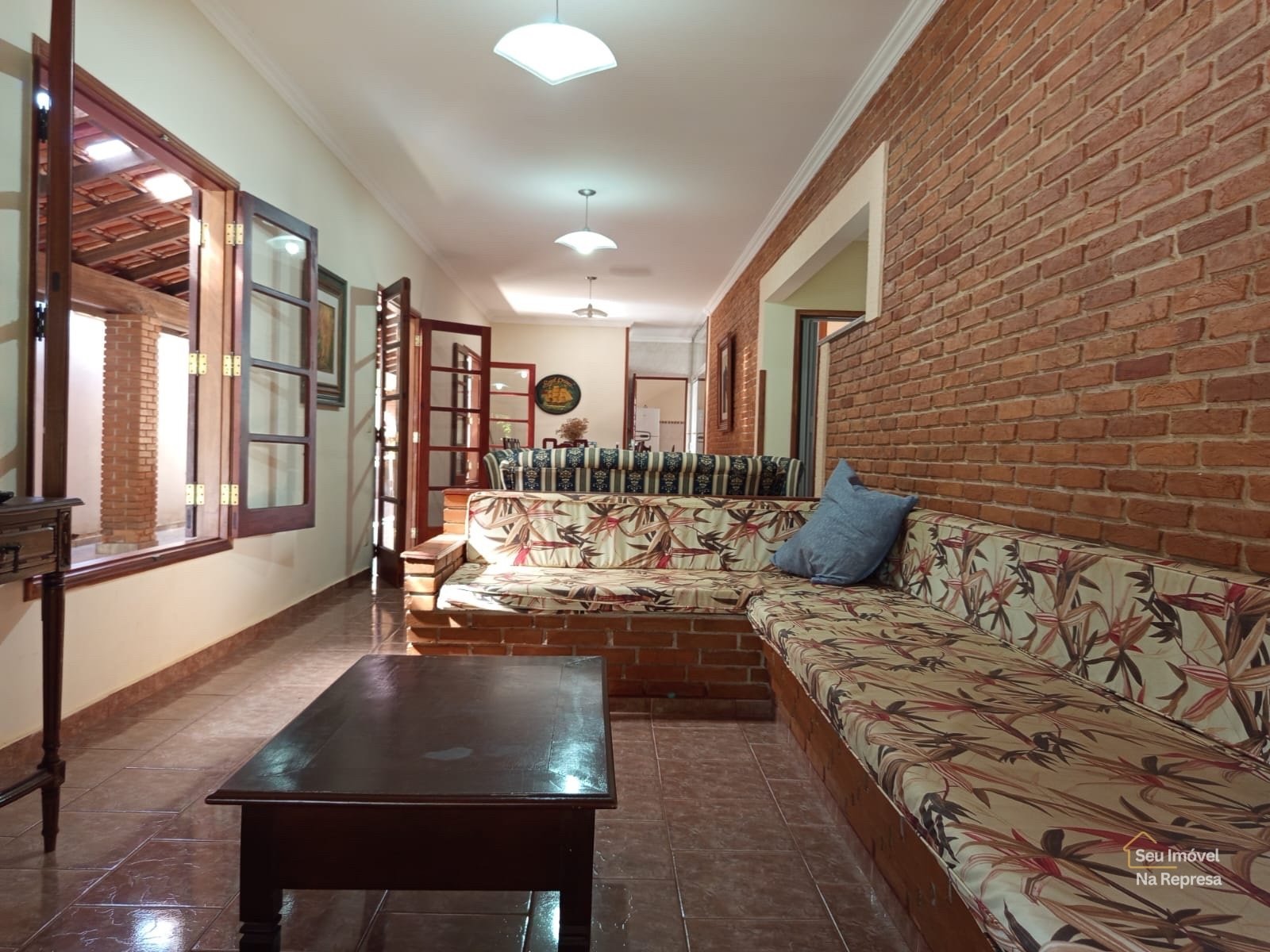 Foto 2 de Casa Charmosa com Estilo Rústico: Piscina Privativa e Acesso Exclusivo à Represa