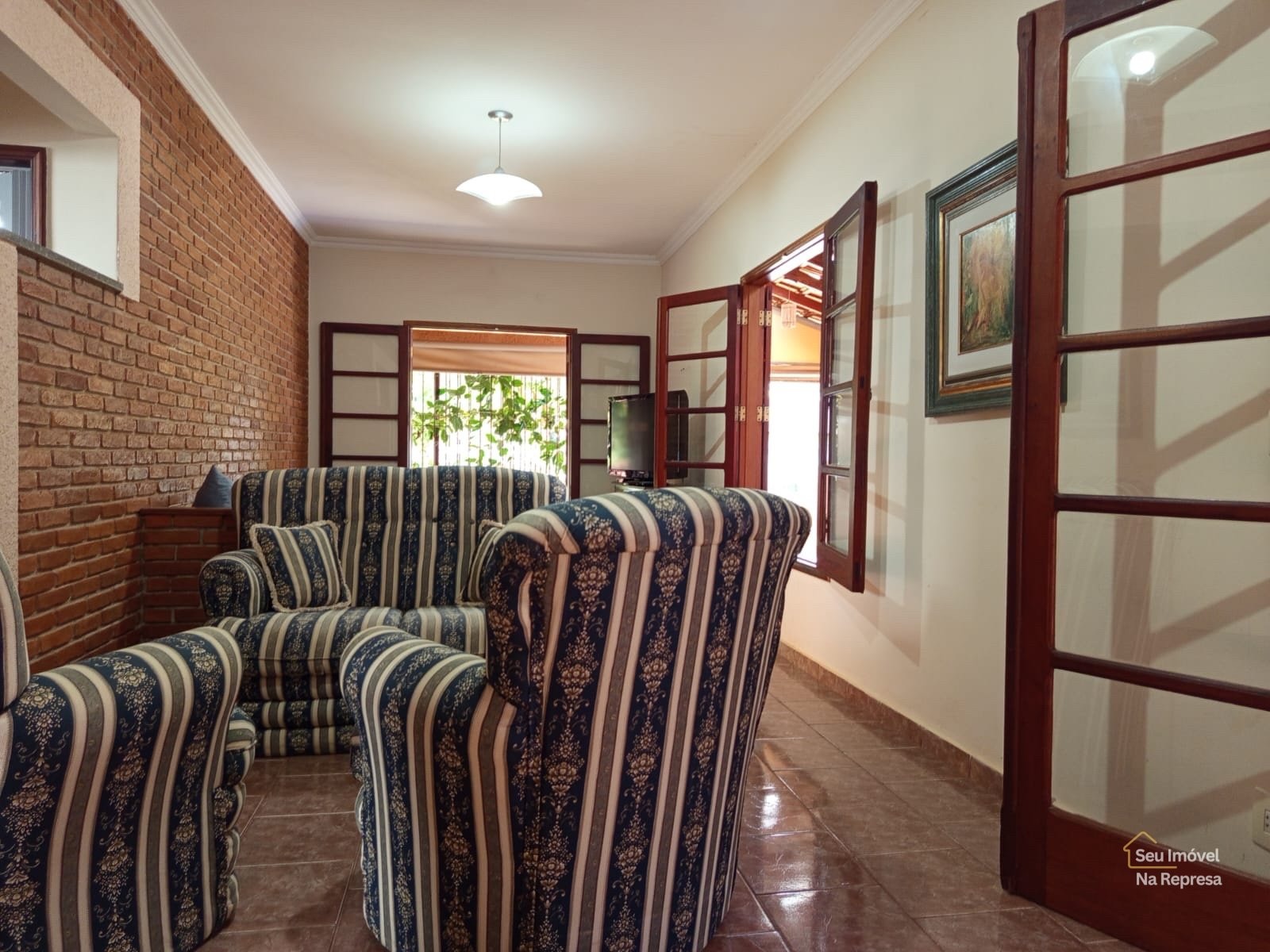 Foto 5 de Casa Charmosa com Estilo Rústico: Piscina Privativa e Acesso Exclusivo à Represa