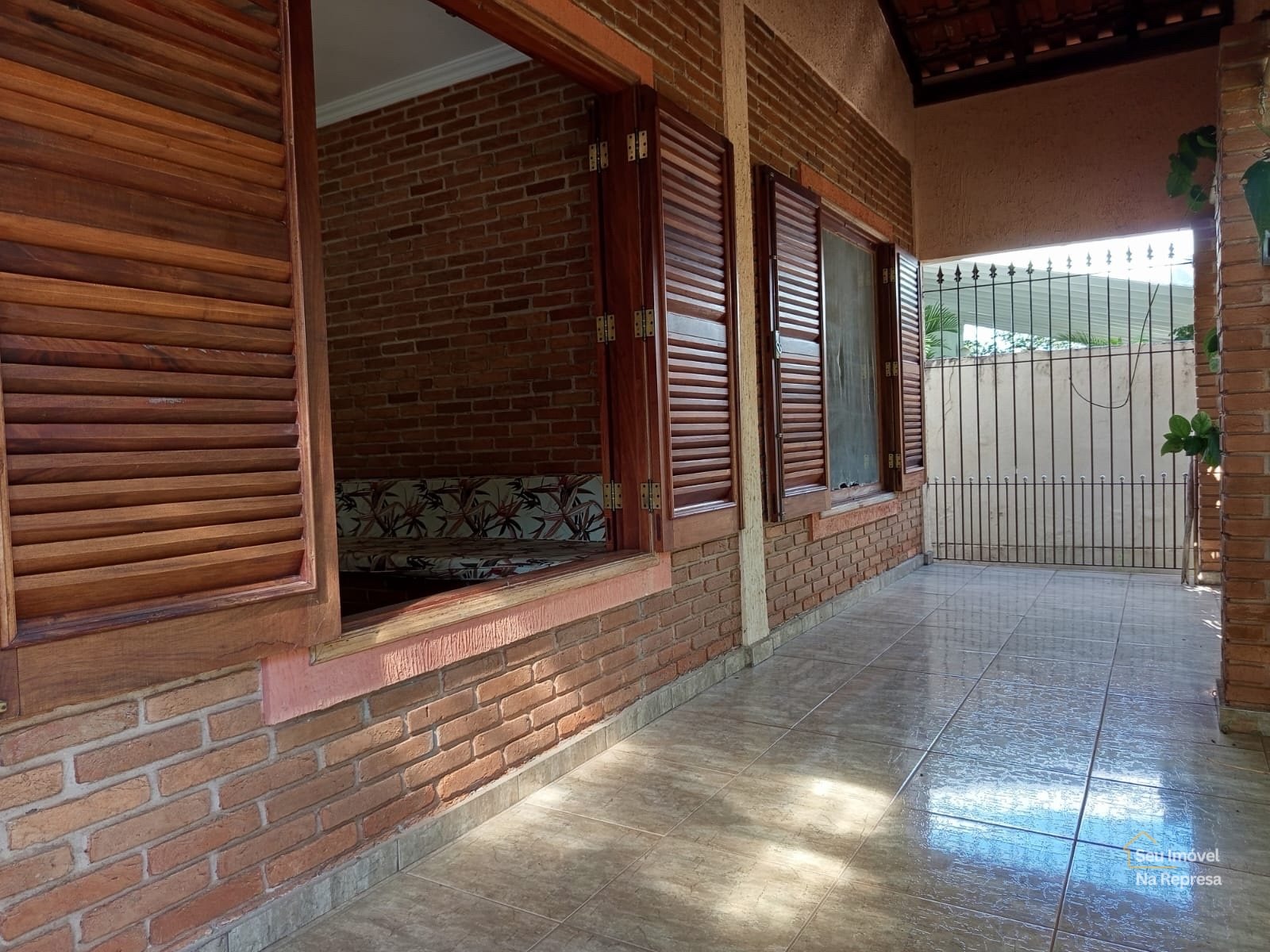 Foto 6 de Casa Charmosa com Estilo Rústico: Piscina Privativa e Acesso Exclusivo à Represa