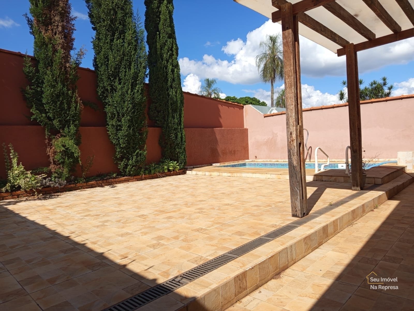 Foto 11 de Casa Charmosa com Estilo Rústico: Piscina Privativa e Acesso Exclusivo à Represa