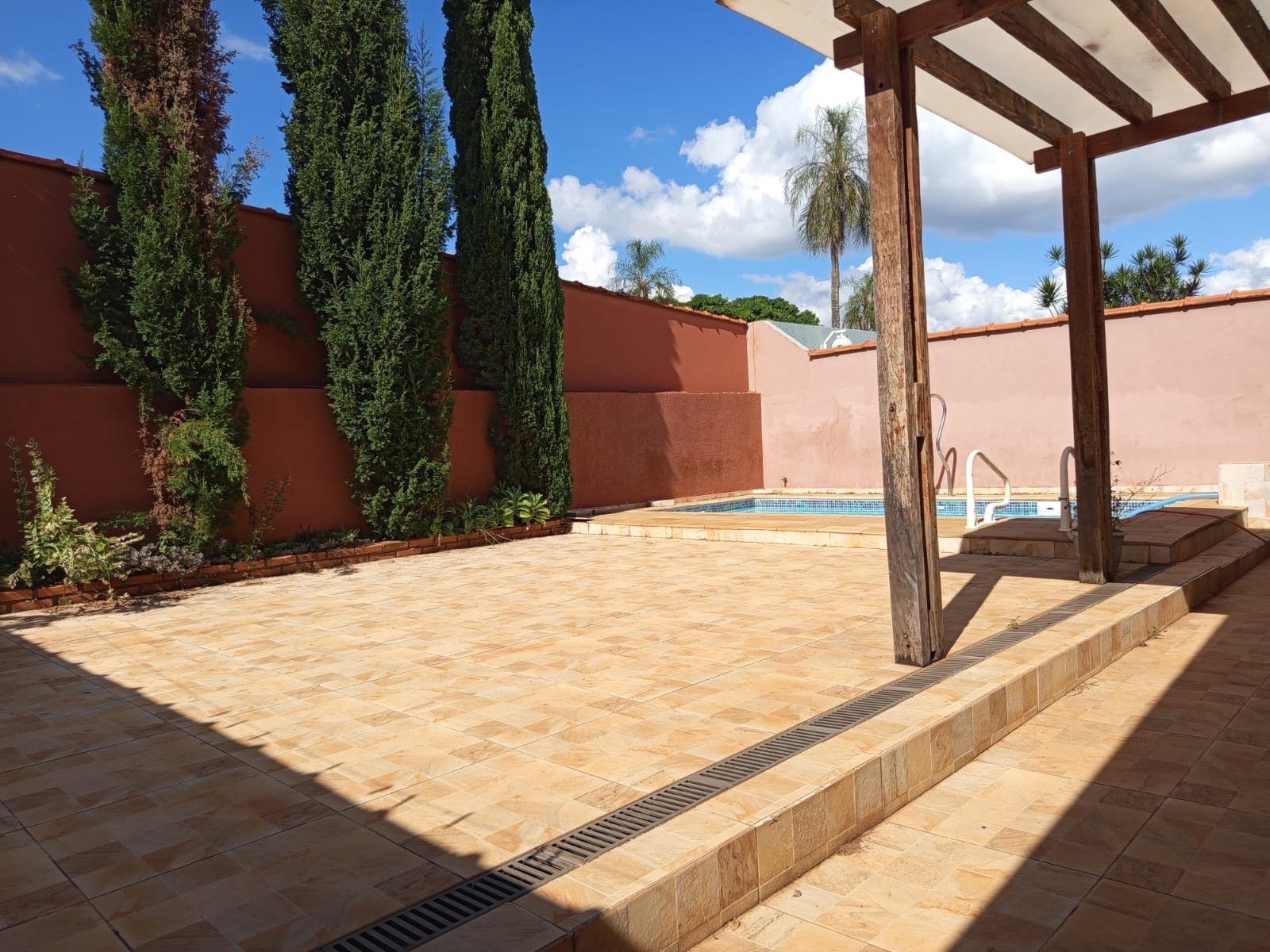 Foto 11 de Casa Charmosa com Estilo Rústico: Piscina Privativa e Acesso Exclusivo à Represa