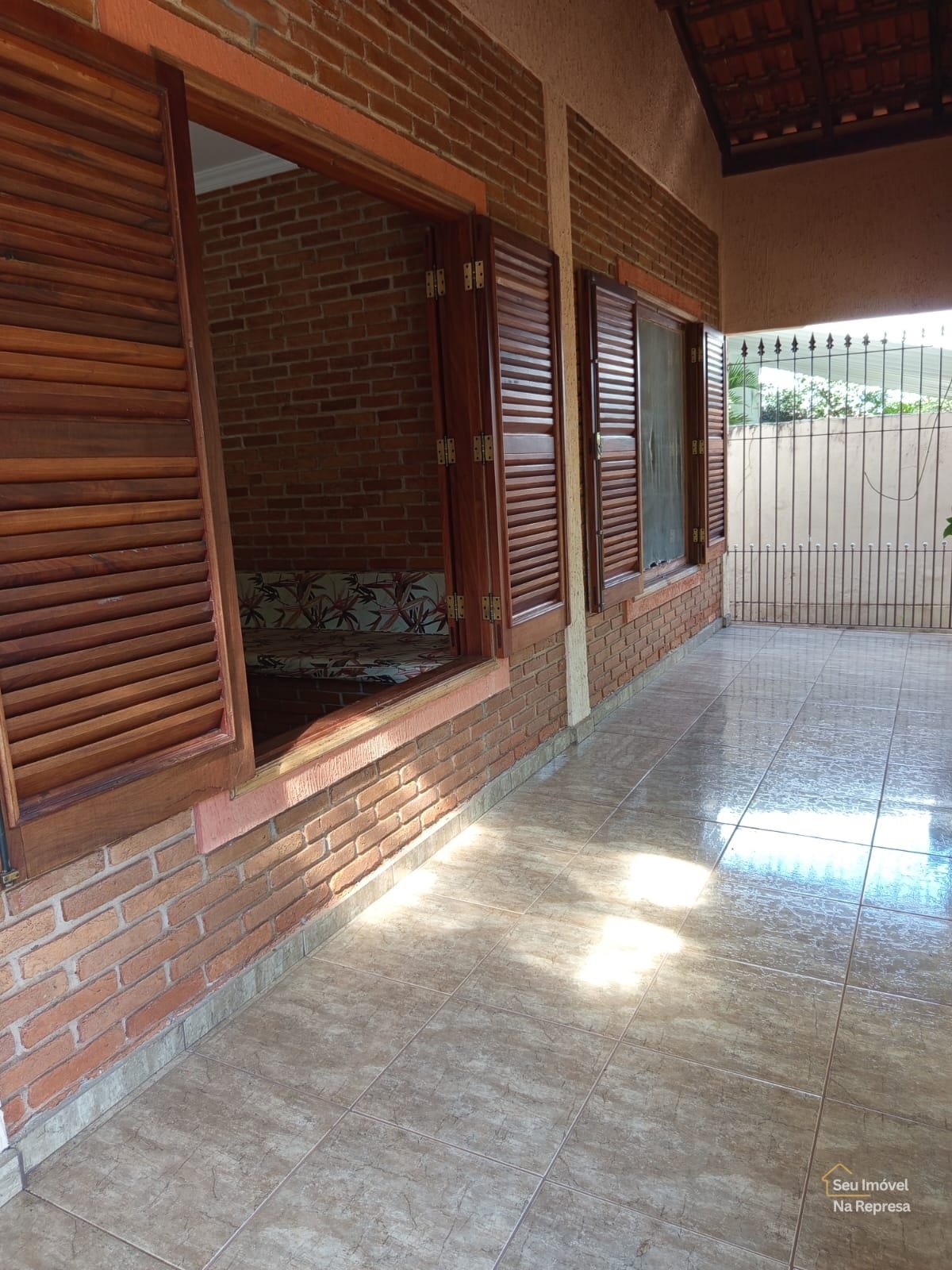 Foto 13 de Casa Charmosa com Estilo Rústico: Piscina Privativa e Acesso Exclusivo à Represa