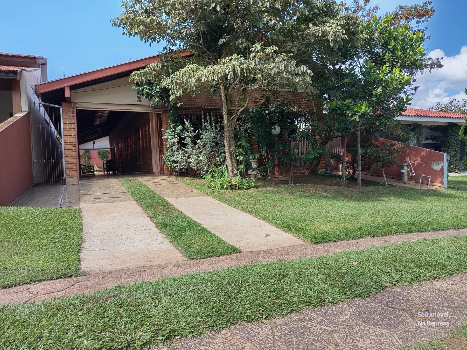 Casa Charmosa com Estilo Rústico: Piscina Privativa e Acesso Exclusivo à Represa