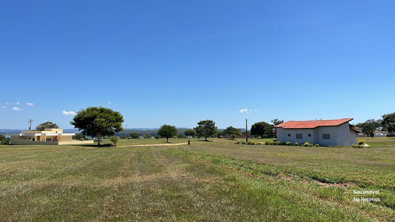 Foto 2 de Dois lotes à venda com 900 m² totais em Terra de Santa Cristina V