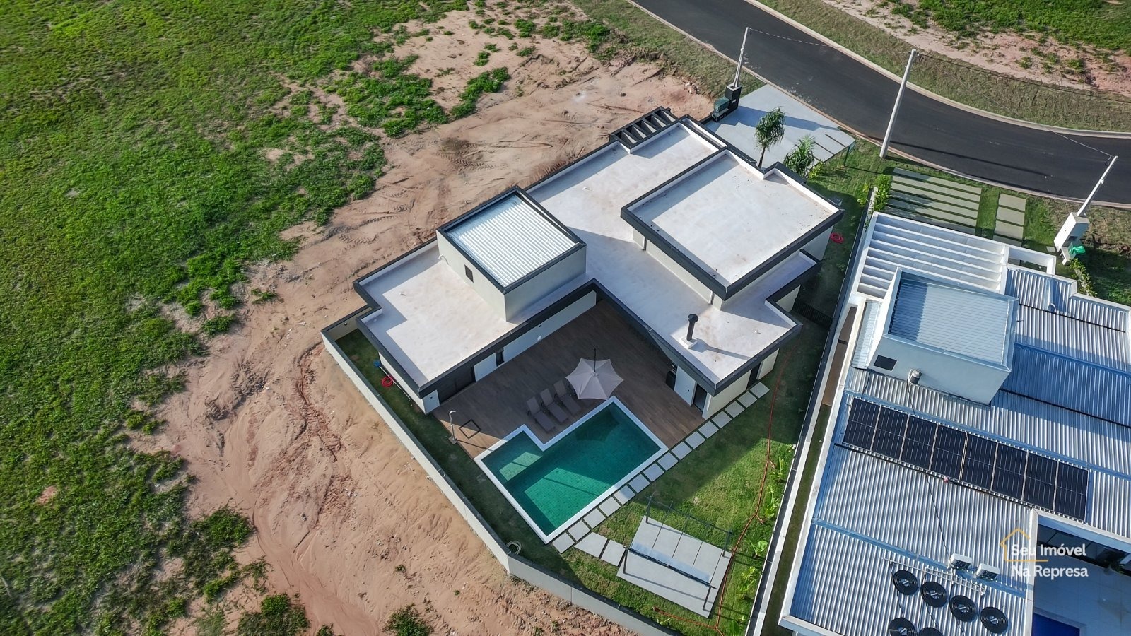 Casa à venda com 4 quartos, duas suites, no asfalto, perto do clube Marina e Parque da Orla