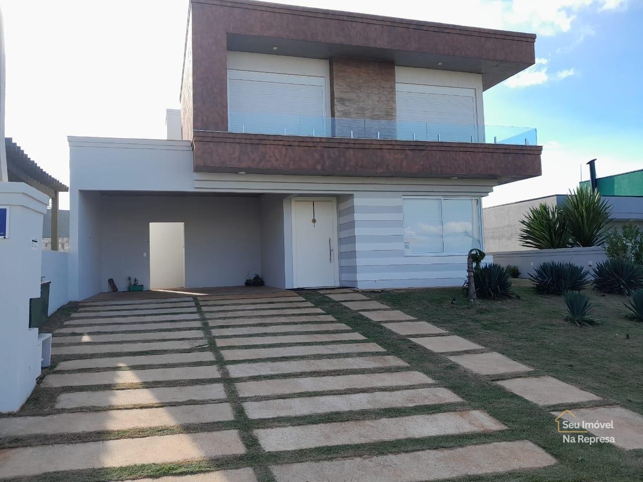 Sobrado à venda com 4 suítes próximo ao Clube Marina no Riviera de Santa Cristina XIII
