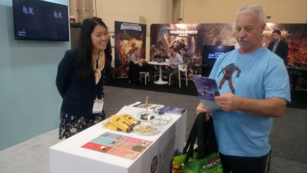 展場人員協助導覽與接待