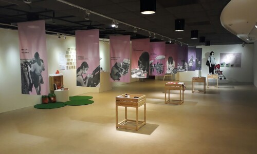 少女學習工作技能之說明及陳設