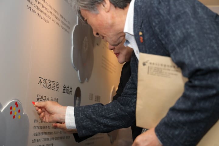 透過與故事的互動設計，進一步思考對事件的觀點與價值。