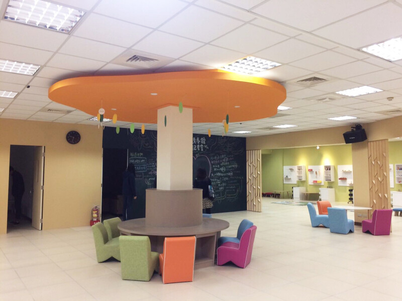 活潑且具設計感的多功能區與吧台區。