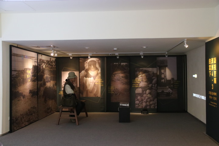 學生團體預約參觀展覽，由策展人特別導覽。