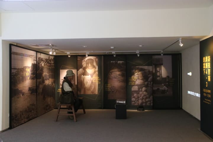 學生團體預約參觀展覽，由策展人特別導覽。