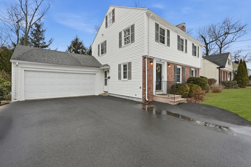 642_laurel_st_longmeadow_ma_01106_usa_002 1 grass