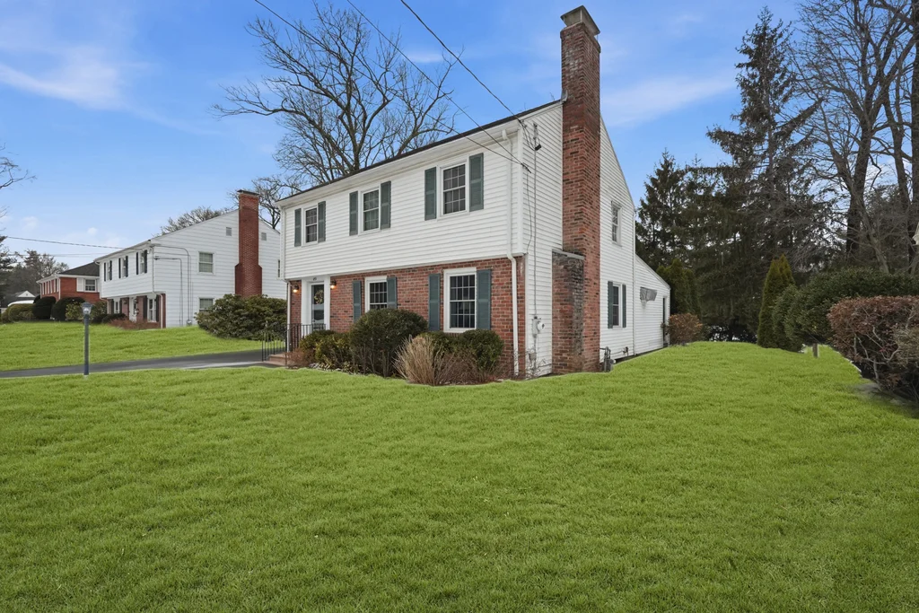 642_laurel_st_longmeadow_ma_01106_usa_003 grass