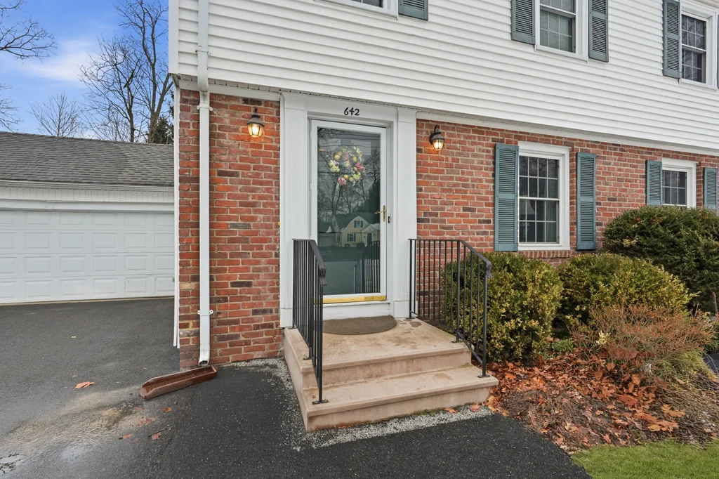 642_laurel_st_longmeadow_ma_01106_usa_004 grass