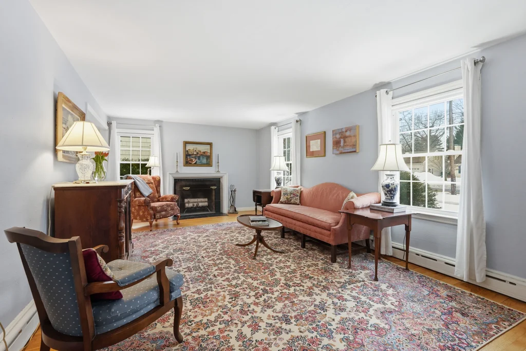 642_laurel_st_longmeadow_ma_01106_usa_006