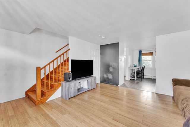 2 Manor Ct-9