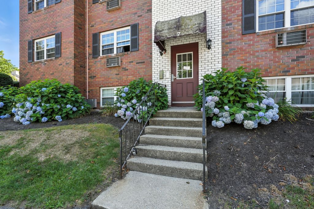7%20Maple%20Crest%20Cir%2C%20Apt%20E%2C%20Holyoke%2C%20MA%20_20250723_9107
