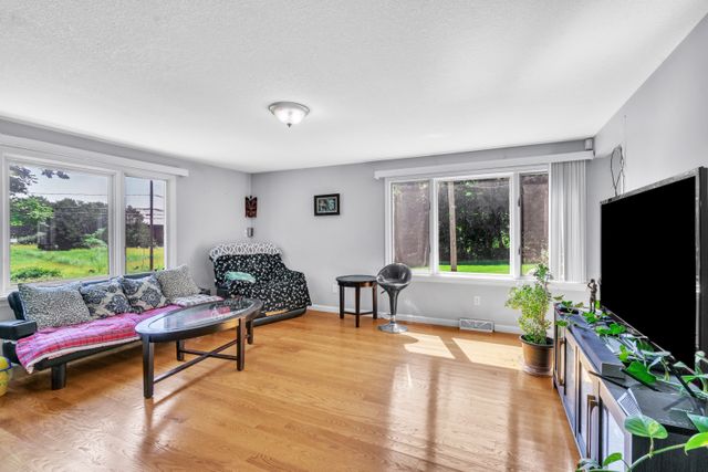 1541 Center St-3