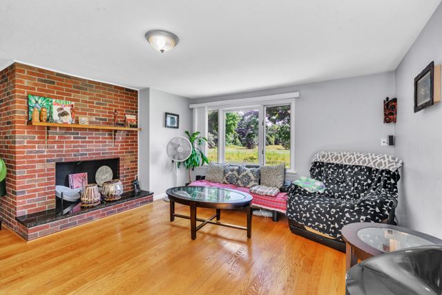 1541 Center St-4