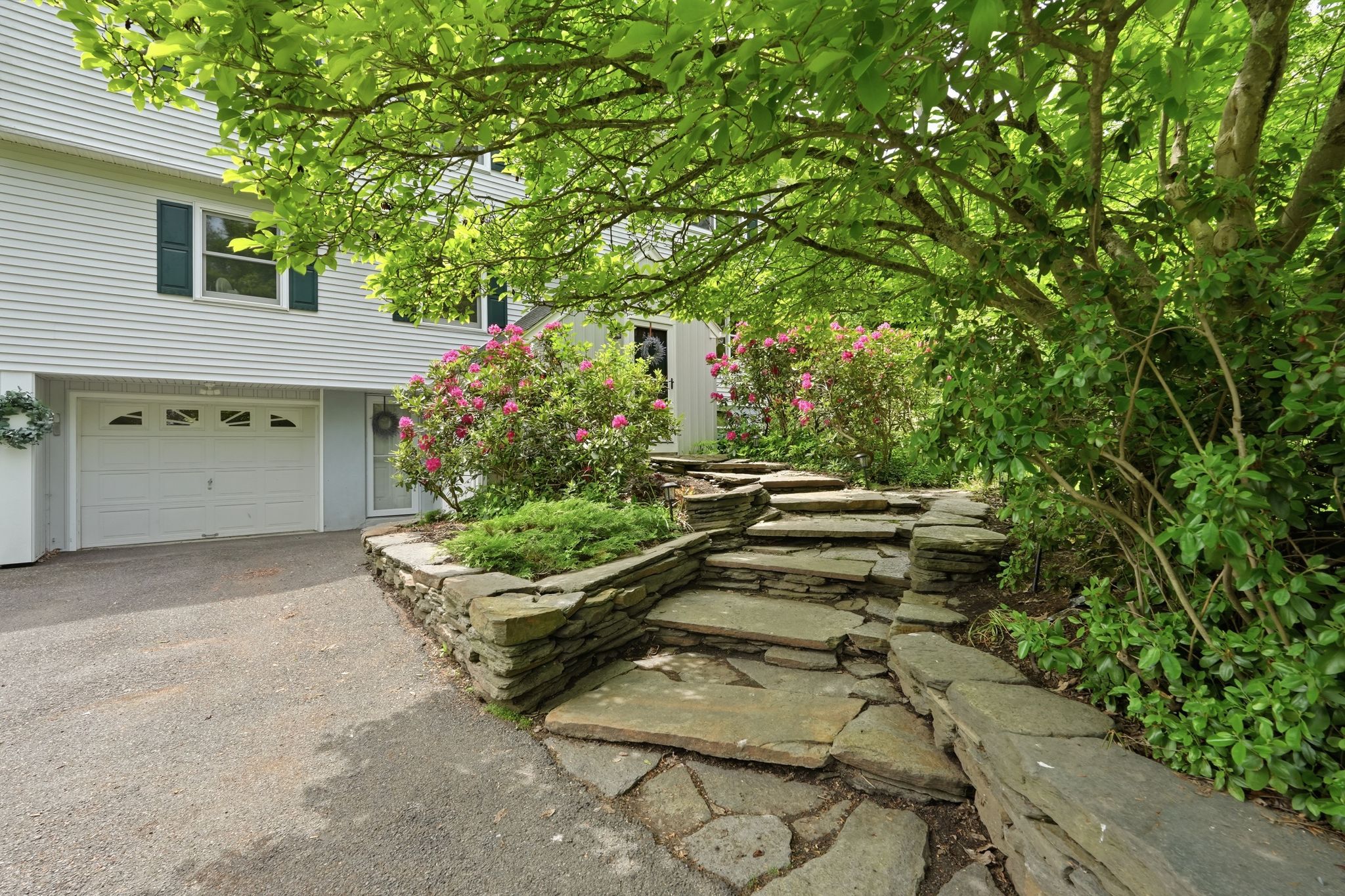 189_Pondview_Dr_Amherst_MA_01002_USA_-_Katharine_Waggoner_004