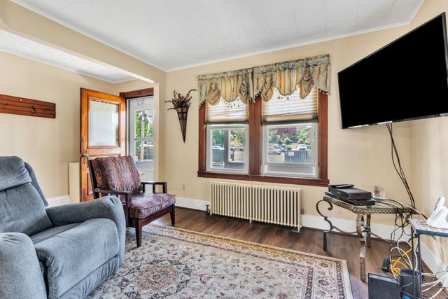 80 Hawthorne Ave-14