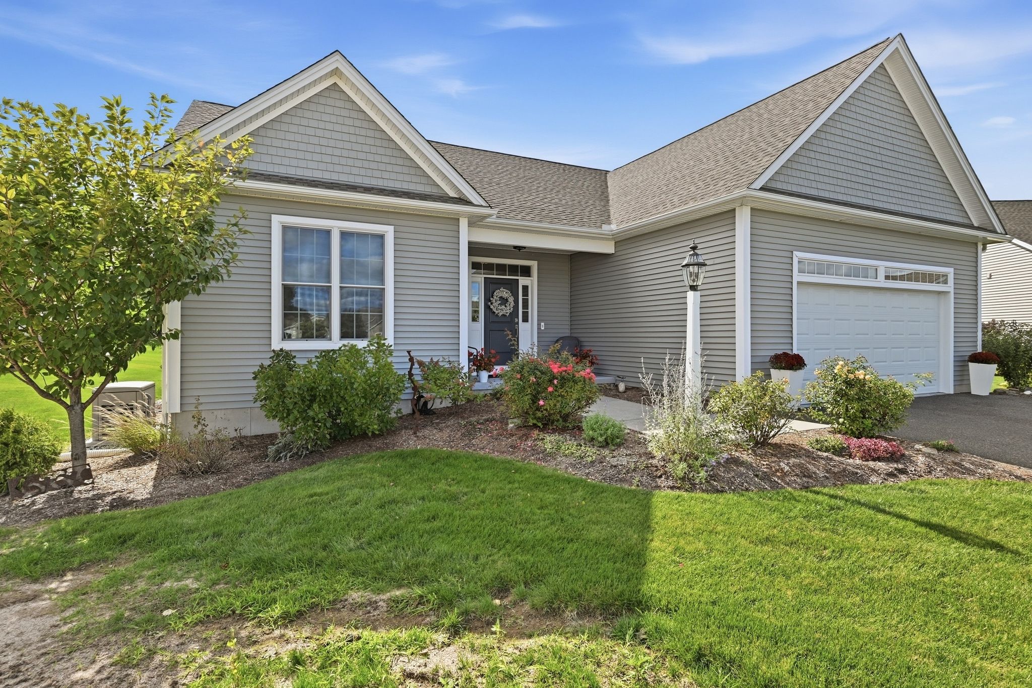 16_Ribbon_Grass_Ln_East_Longmeadow_MA_01028_USA_-_014